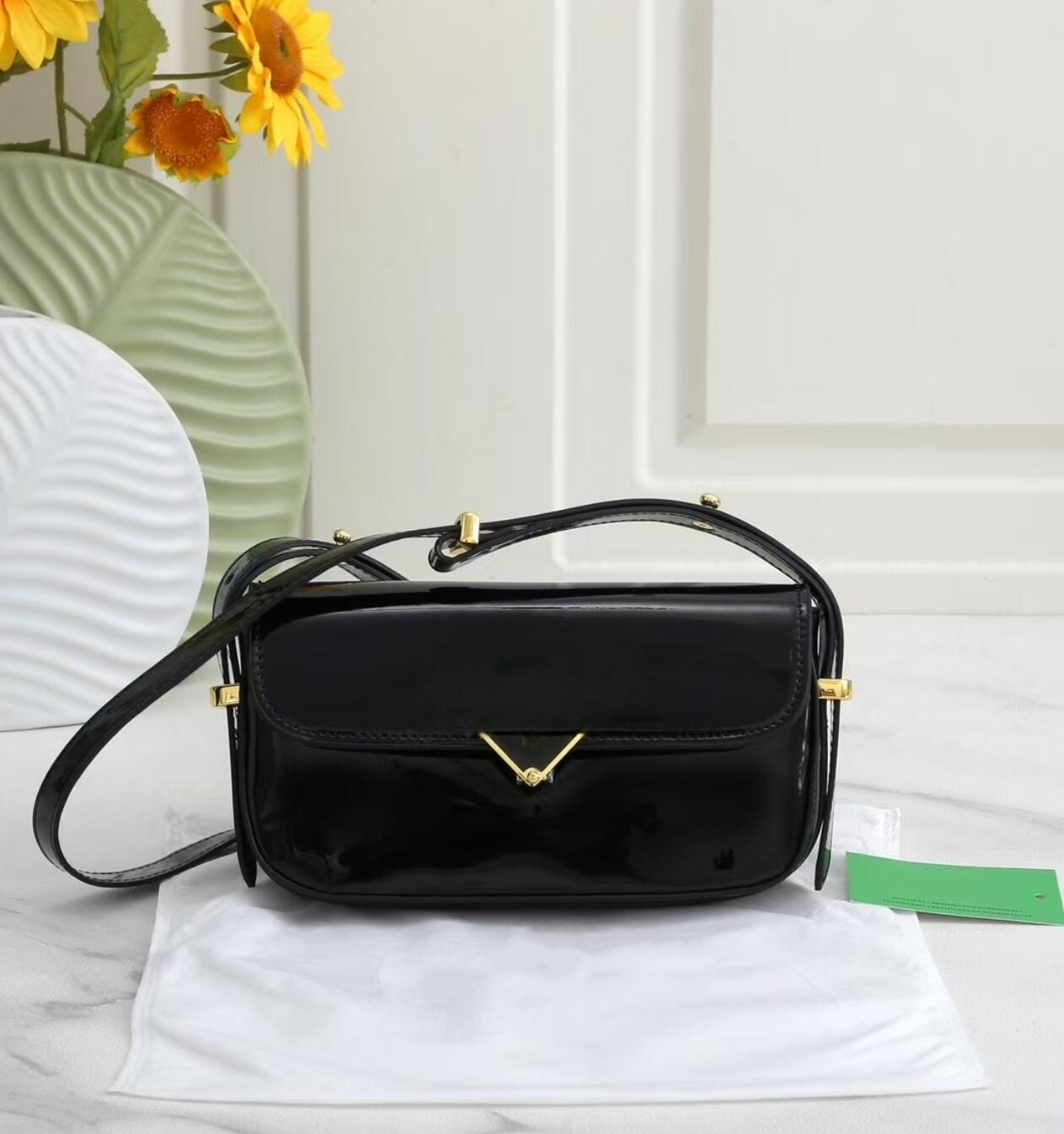 High-Quality Black Leather Tot - Top Handle Structured 리뷰 및 가격